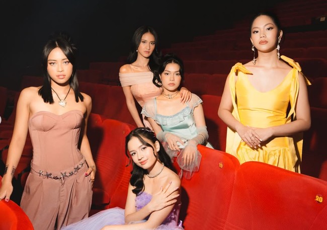 Geng Cinta baru diperankan Kyandra Sembel (Maura yang dulu diperankan Titi Kamal), Katyana Mawira (Milly yang dulu diperankan Sissy Priscillia), Daniella Tumiwa (Karmen yang dulu diperankan Adinia Wirasti), dan Jasmine Nadya (Alya yang dulu diperankan Ladya Cheryl). Foto: Instagram/@harleyavaprincy