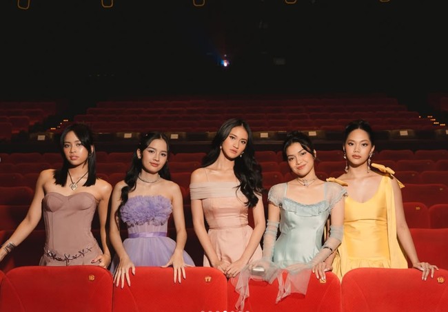 Hadiri premier film, geng Cinta tampil kompak kenakan gaun berwarna pastel. Kelimanya tampil bak princess dengan gaya yang berbeda-beda. Foto: Instagram/@harleyavaprincy