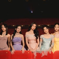 Hadiri premier film, geng Cinta tampil kompak kenakan gaun berwarna pastel. Kelimanya tampil bak princess dengan gaya yang berbeda-beda. Foto: Instagram/@harleyavaprincy