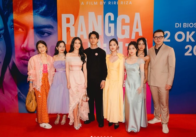 Para pemeran Rangga & Cinta itu pun tampak berpose bersama kedua pemeran ikonik Rangga dan Cinta yang sebelumnya, Nicholas Saputra dan Dian Sastrowardoyo. Nicholas dan Dian juga tampil senada kenakan busan berwarna pastel. Foto: Instagram/@harleyavaprincy