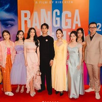 Para pemeran Rangga & Cinta itu pun tampak berpose bersama kedua pemeran ikonik Rangga dan Cinta yang sebelumnya, Nicholas Saputra dan Dian Sastrowardoyo. Nicholas dan Dian juga tampil senada kenakan busan berwarna pastel. Foto: Instagram/@harleyavaprincy