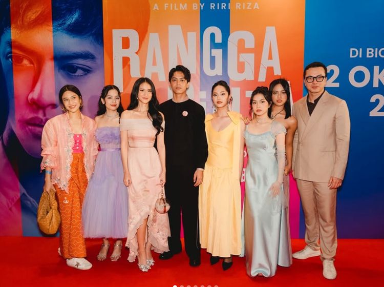 Foto Geng Cinta Baru Versi Gen Z, Kompak Bergaun Pastel Hadiri Premier Film