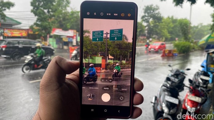 Hujan di Kota Bandung.