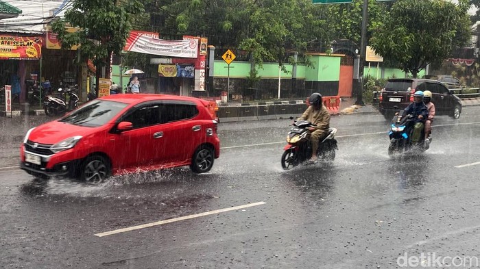 Hujan di Kota Bandung.