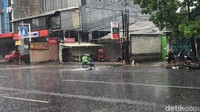 Meski hujan cukup deras, pemotor dengan menggunkan jas hujan, tetap menerobos.