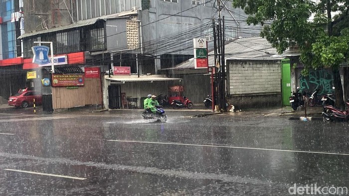 Hujan di Kota Bandung.