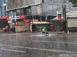 Cuaca di Bandung Terik Diselingi Hujan, BMKG Beri Penjelasan