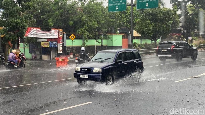 Hujan di Kota Bandung. Hujan di Kota Bandung.