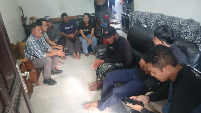I Wayan Budiarta alias Yan Belog, pedagang lumpia yang viral di Ubud ditemukan di wilayah Denpasar setelah sempat dilaporkan hilang selama dua hari. (Foto: Dok. Polsek Banjarangkan)