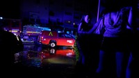 Warga dan wisatawan berjuang melewati genangan air saat banjir melumpuhkan sebagian besar akses transportasi di Ibiza. REUTERS/Francisco Ubilla