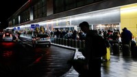 Wisatawan di Bandara Ibiza terjebak antrean panjang setelah hujan deras mengganggu jadwal penerbangan. REUTERS/Francisco Ubilla