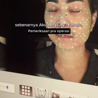 Seperti biasa, sebelum perawatan Iis melakukan beragam pemeriksaan dengan dokter yang akan menanganinya. Diketahui sebelumnya ibu 2 orang anak itu juga sudah pernah menjalani face lift di Korea untuk mengencangkan kulit wajahnya. Foto: Instagram/@isdadahlia