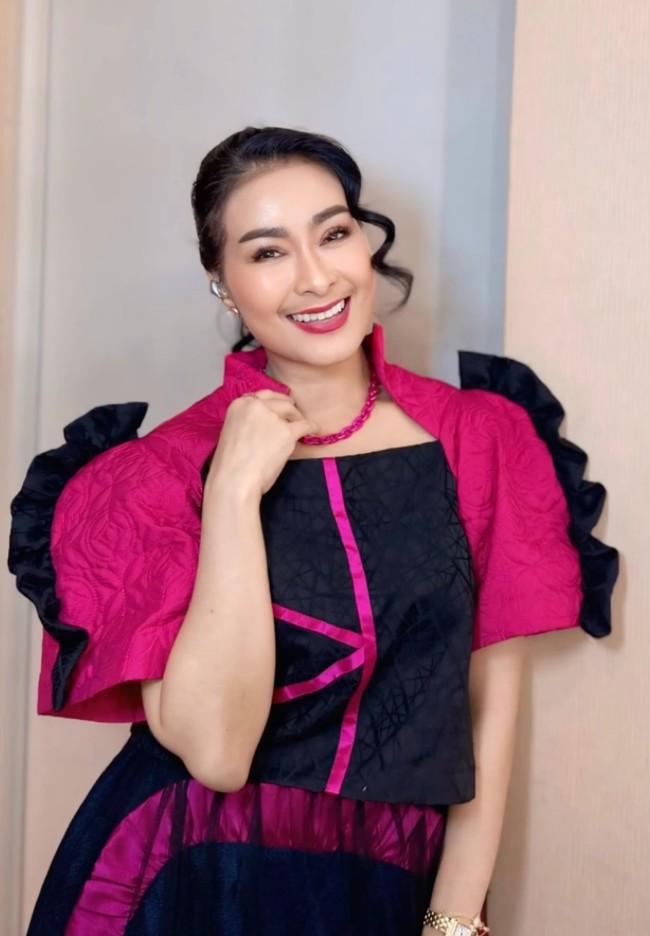 Penampilannya kini jadi semakin awet muda dan cantik. Iis sendiri diketahui saat ini berusia 53 tahun. Foto: Instagram/@isdadahlia