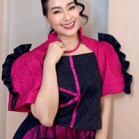 Penampilannya kini jadi semakin awet muda dan cantik. Iis sendiri diketahui saat ini berusia 53 tahun. Foto: Instagram/@isdadahlia