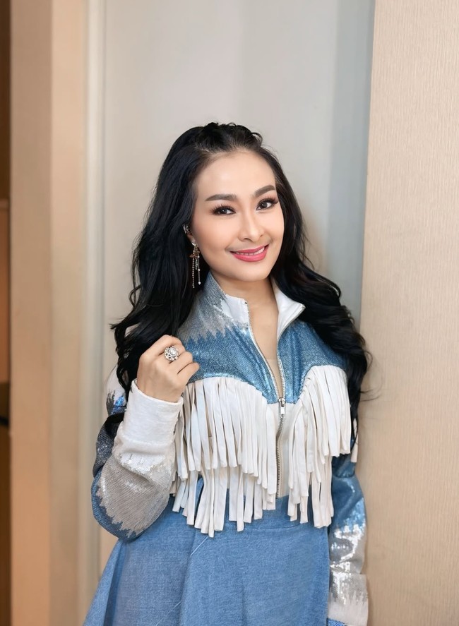 Kenakan busana berwarna pink dan hitam, penampilan Iis dipuji netizen. Banyak yang memujinya jadi semakin cantik. Foto: Instagram/@isdadahlia