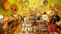 Pameran dibagi dalam sepuluh zona produk dan beragam program pendukung. Pengunjung dapat mengikuti Craft Talks & Workshop, menikmati pertunjukan budaya, hingga menjalin jejaring bisnis melalui Business Luncheon.