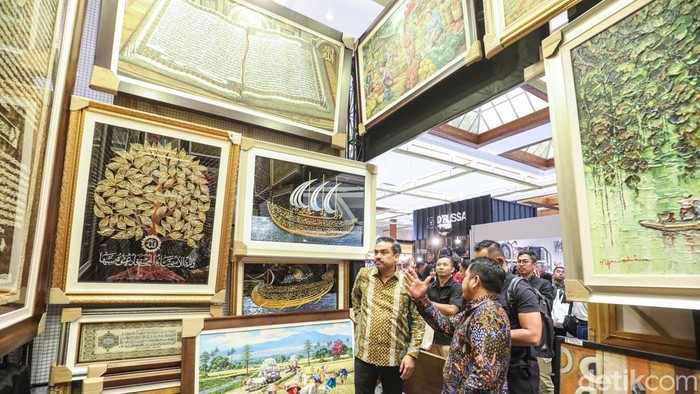 Menteri UMKM Maman Abdurrahman meninjau stan pameran INACRAFT di Jakarta, Kamis (2/10/2025). Pameran kerajinan terbesar di Asia Tenggara ini berlangsung pada 1–5 Oktober 2025 di Jakarta International Convention Center (JICC).