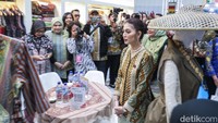 Istri Wakil Presiden RI Selvi Gibran Rakabuming Raka juga terlihat hadir untuk meninjau stan pameran INACRAFT.