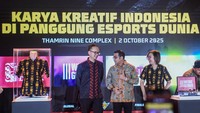 Menteri Ekonomi Kreatif/Kepala Badan Ekonomi Kreatif, Teuku Riefky Harsya (tengah) didampingi Wakil Menteri Ekonomi Kreatif/Wakil Kepala Badan Ekonomi Kreatif Irene Umar (kedua kiri), Country Head Garena Indonesia Hans Saleh (kiri) berbincang dengan Musisi Weird Genius Reza Octavian (kedua kanan) dan Eka Gustiwana (kanan) saat menghadiri acara jelang Free Fire World Series (FFWS) Global Finals 2025 di Jakarta, Kamis (2/10/2025). FFWS merupakan kejuaraan esports internasional untuk memperkenalkan kekayaan budaya bangsa yang akan digelar di Indonesia pada November 2025. ANTARA FOTO/Muhammad Adimaja/agr