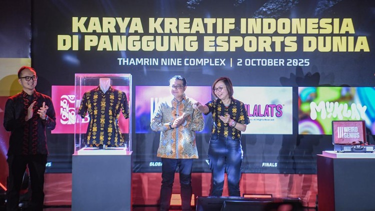 Menteri Ekonomi Kreatif/Kepala Badan Ekonomi Kreatif, Teuku Riefky Harsya (tengah) didampingi Wakil Menteri Ekonomi Kreatif/Wakil Kepala Badan Ekonomi Kreatif Irene Umar (kedua kiri), Country Head Garena Indonesia Hans Saleh (kiri) berbincang dengan Musisi Weird Genius Reza Octavian (kedua kanan) dan Eka Gustiwana (kanan) saat menghadiri acara jelang Free Fire World Series (FFWS) Global Finals 2025 di Jakarta, Kamis (2/10/2025). FFWS merupakan kejuaraan esports internasional untuk memperkenalkan kekayaan budaya bangsa yang akan digelar di Indonesia pada November 2025. ANTARA FOTO/Muhammad Adimaja/agr