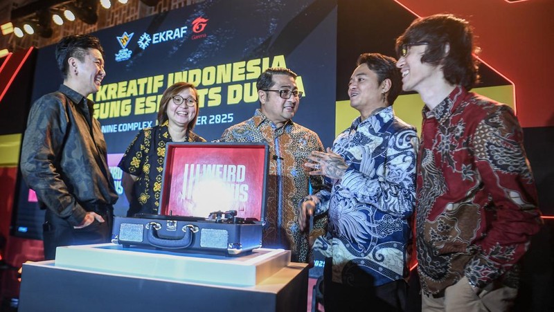 Menteri Ekonomi Kreatif/Kepala Badan Ekonomi Kreatif, Teuku Riefky Harsya (tengah) didampingi Wakil Menteri Ekonomi Kreatif/Wakil Kepala Badan Ekonomi Kreatif Irene Umar (kedua kiri), Country Head Garena Indonesia Hans Saleh (kiri) berbincang dengan Musisi Weird Genius Reza Octavian (kedua kanan) dan Eka Gustiwana (kanan) saat menghadiri acara jelang Free Fire World Series (FFWS) Global Finals 2025 di Jakarta, Kamis (2/10/2025). FFWS merupakan kejuaraan esports internasional untuk memperkenalkan kekayaan budaya bangsa yang akan digelar di Indonesia pada November 2025. ANTARA FOTO/Muhammad Adimaja/agr