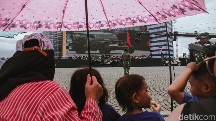TNI sedang mempersiapkan acara ulang tahun ke-80 di Monas, Jakarta, Kamis (2/10/2025). Warga bisa menyaksikan persiapan TNI.