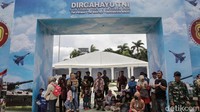 Persiapan HUT TNI juga bisa disaksikan langsung oleh warga.   