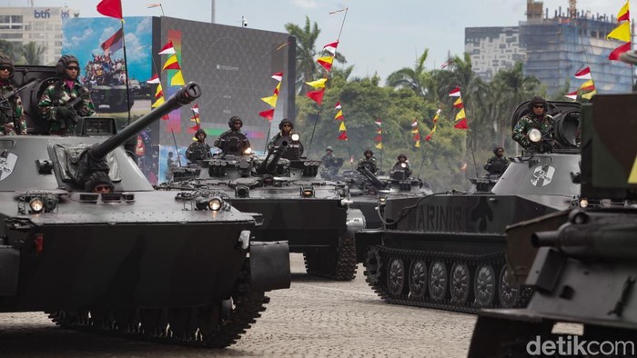 TNI sedang mempersiapkan acara ulang tahun ke-80 di Monas, Jakarta, Kamis (2/10/2025). Warga bisa menyaksikan persiapan TNI.