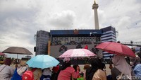 Sebuah panggung besar disiapkan di lapangan Monas.   