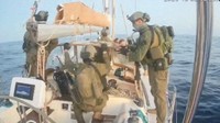 Pasukan Angkatan Laut Israel mendekati kapal All In, bagian dari Armada Global Sumud yang membawa bantuan obat-obatan dan makanan menuju Gaza. Foto: Global Sumud Flotilla/Handout via REUTERS