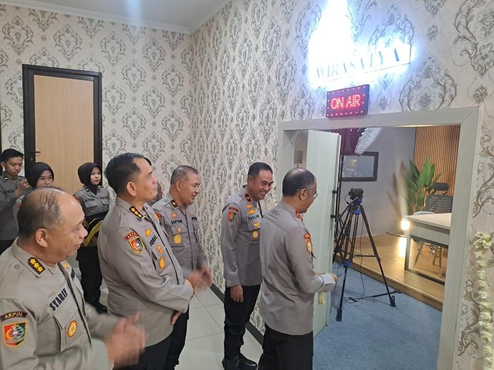 Momen peresmian siniar atau podcast eduCAST yang dilakukan Akpol Lemdiklat Polri. Foto diunggah Kamis (2/10/2025).