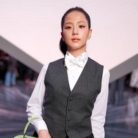 Jisoo BLACKPINK menunjukkan eksistensinya sebagai perwakilan Dior di Paris Fashion Week 2025. Tampil beda dengan gaya preppy, berbalut kemeja putih dilapisi rompi hitam, dasi kupu-kupu, dan celana pendek model balon. Tatanan rambutnya menambah kesan chic dengan model sleek ponytail. Foto: dok. Getty Images