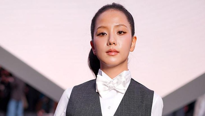 Gaya Jisoo BLACKPINK menghadiri peragaan busana Dior di Paris Fashion Week 2025.
