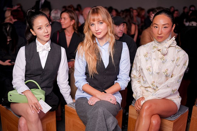 Selama acara berlangsung, Jisoo BLACKPINK tampak berinteraksi dengan sejumlah aktris Hollywood Jennifer Lawrence, Greta Lee, dan Mikey Madison. Foto: dok. Getty Images