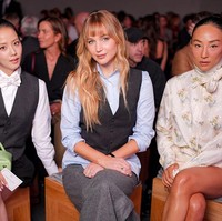 Selama acara berlangsung, Jisoo BLACKPINK tampak berinteraksi dengan sejumlah aktris Hollywood Jennifer Lawrence, Greta Lee, dan Mikey Madison. Foto: dok. Getty Images