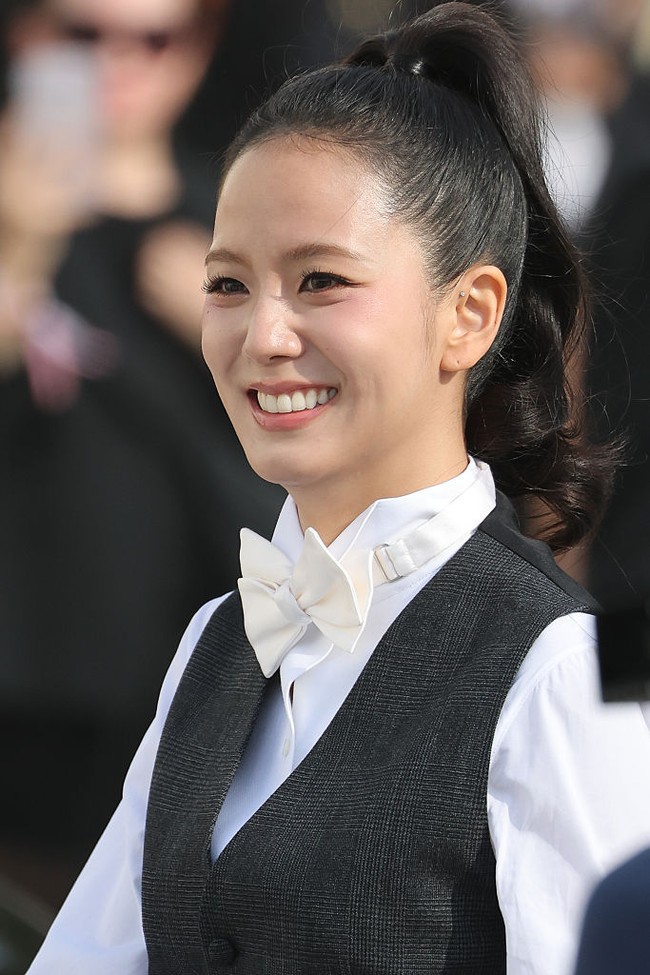 Dalam kesempatan itu, Jisoo BLACKPINK tampil memakai kemeja putih dilapisi rompi hitam, dasi kupu-kupu dan celana pendek model balon. Tatanan rambutnya menambah kesan chic dengan gaya sleek ponytail. Foto: dok. Getty Images