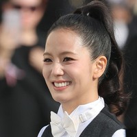 Dalam kesempatan itu, Jisoo BLACKPINK tampil memakai kemeja putih dilapisi rompi hitam, dasi kupu-kupu dan celana pendek model balon. Tatanan rambutnya menambah kesan chic dengan gaya sleek ponytail. Foto: dok. Getty Images