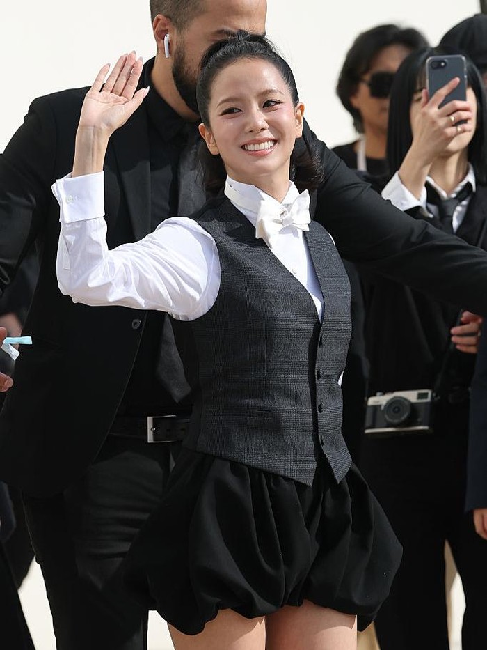 Gaya Jisoo BLACKPINK menghadiri peragaan busana Dior di Paris Fashion Week 2025.