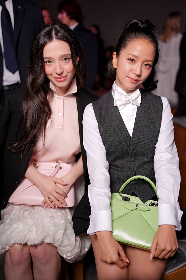 “Tolong berikan dia gaun itu,” “Dia terlihat seperti pelayan di restoran Michelin… Serius, kenapa pakai baju seperti itu?” “Ini benar-benar mengecewakan,” komentar sejumlah netizen di forum komunitas Korea. Foto: dok. Getty Images