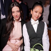 “Tolong berikan dia gaun itu,” “Dia terlihat seperti pelayan di restoran Michelin… Serius, kenapa pakai baju seperti itu?” “Ini benar-benar mengecewakan,” komentar sejumlah netizen di forum komunitas Korea. Foto: dok. Getty Images