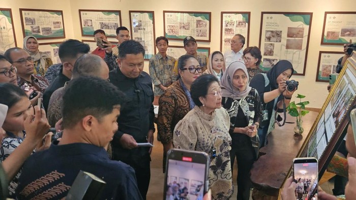 Momen Ketua Dewan Pengarah BRIN Megawati Soekarnoputri melihat dokumentasi perkembangan hutan Wanagama di Gunungkidul, Kamis (2/10/2025).