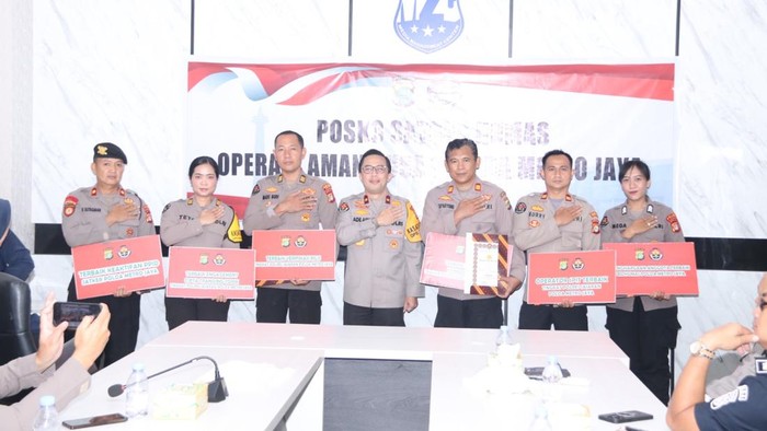 Kabid Humas Polda Metro Jaya Brigjen Pol Ade Ary Syam Indradi memberikan penghargaan kepada personel berprestasi, Kamis (2/10/2025).