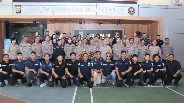Kabid Humas Polda Metro Jaya Brigjen Pol Ade Ary Syam Indradi memberikan penghargaan kepada personel berprestasi, Kamis (2/10/2025).