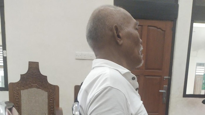 Kakek I Wayan Wendita saat menjalani sidang putusan di PN Denpasar, Kamis (2/10/2025).