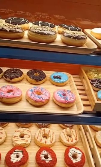 Kalina Ocktaranny jual donat aneka topping seharga Rp 8.000 per buah/
