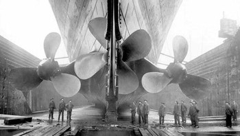 Tiga Baling-Baling Besar Dapat Dilihat di Bawah Kapal Foto: Boredpanda