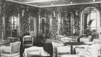 Kafe Verandh Terletak di Sisi Kanan Kapal Foto: Boredpanda