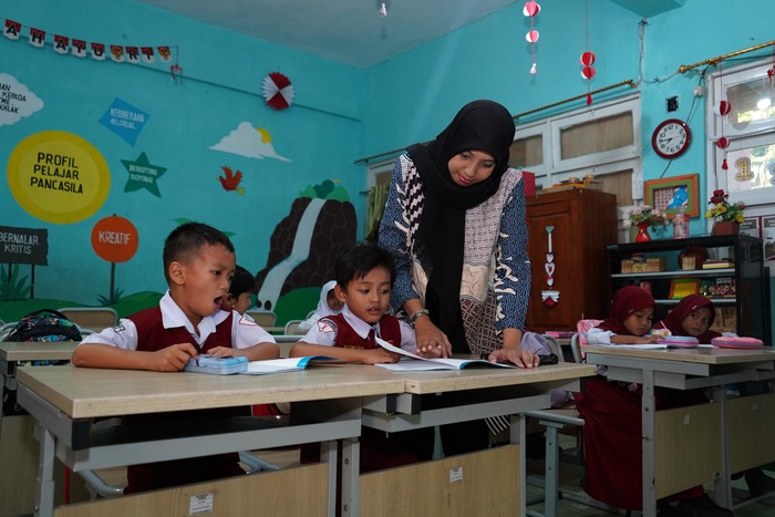 Guru memimpin doa sebelum kegiatan belajar mengajar di SDN Sudirman II Makassar, Sulawesi Selatan, Kamis (2/10/2025). Kementerian Pendidikan Dasar dan Menengah (Kemendikdasmen) menggandeng berbagai perguruan tinggi untuk melaksanakan program Rekognisi Pembelajaran Lampau (RPL) yang menyasar 12.500 guru TK dan SD untuk melanjutkan studi ke program S1/D4 dengan bantuan biaya pendidikan hingga Rp3 juta per semester. ANTARA FOTO/Hasrul Said