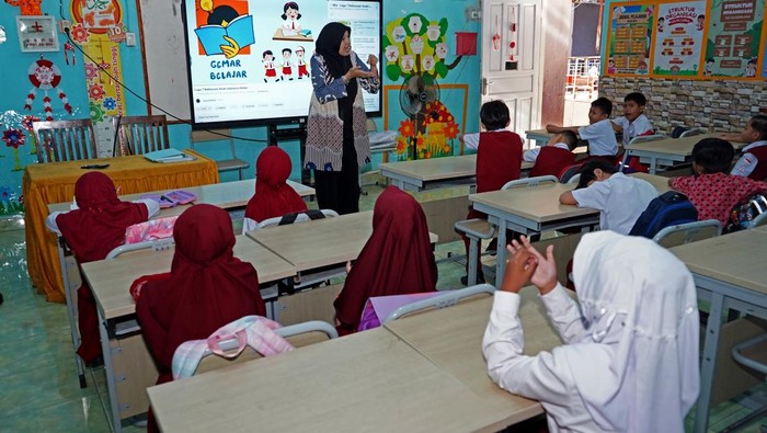 Guru memimpin doa sebelum kegiatan belajar mengajar di SDN Sudirman II Makassar, Sulawesi Selatan, Kamis (2/10/2025). Kementerian Pendidikan Dasar dan Menengah (Kemendikdasmen) menggandeng berbagai perguruan tinggi untuk melaksanakan program Rekognisi Pembelajaran Lampau (RPL) yang menyasar 12.500 guru TK dan SD untuk melanjutkan studi ke program S1/D4 dengan bantuan biaya pendidikan hingga Rp3 juta per semester. ANTARA FOTO/Hasrul Said
