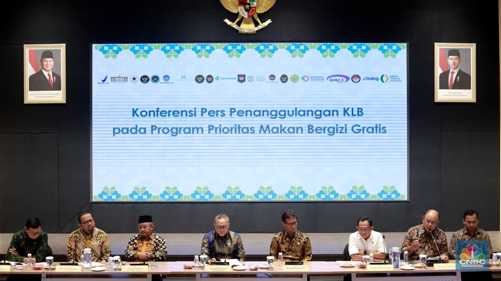 Kepala BGN, Dadan Hindayana dalam Konferensi pers penanggulangan KLB pada program prioritas makan bergizi gratis di Kementerian Kesehatan, Kamis, (2/1/2025). (CNBC Indonesia/Muhammad Sabki)